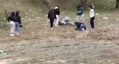 Tekme tokat birbirlerine giren genç kızların kavgası kamerada
