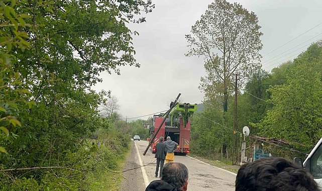 Tellere takılan tır interneti çökertti, trafiği felç etti