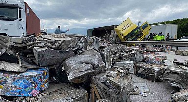 TEM'de yan yatan tırdan saçılan hurdalar trafiği felç etti