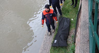 Temizlik için suyu azaltılan Porsuk Çayı yüzeyinde bir şahsın cansız bedeni bulundu