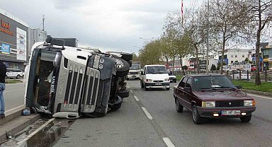 Temizlik malzemesi yüklü tır devrildi: 1 yaralı