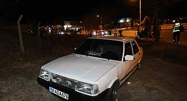 Ters yönden giden motosiklet otomobile çarptı: 1 yaralı