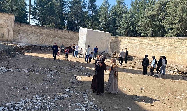 Tescilli eser olmayan Veysel Karani Türbesi aslına uygun yapılıyor