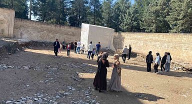 Tescilli eser olmayan Veysel Karani Türbesi aslına uygun yapılıyor