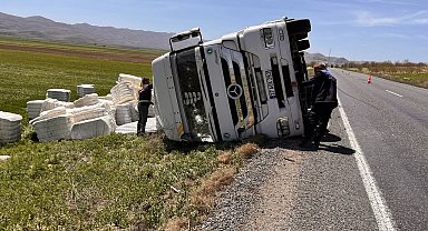 Tır sürücüsünü sıkıştığı yerden itfaiye ekipleri kurtardı