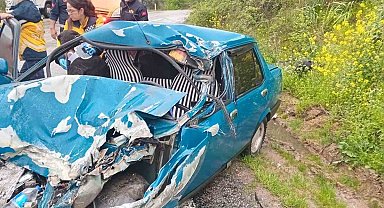 Tıra çarpan Fiat Tofaş otomobil kağıt gibi ezildi