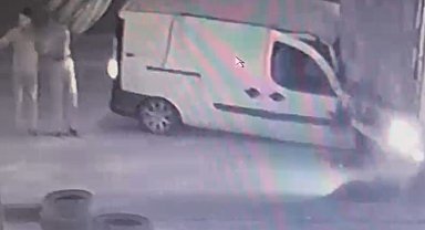 Tırın altına giren araçtan kendi imkanlarıyla böyle çıktı