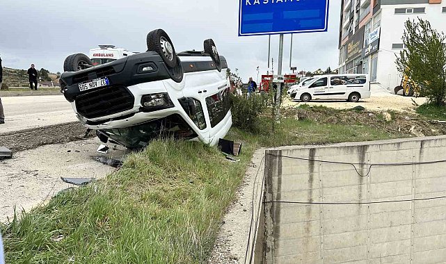 Tırla çarpışan minibüs takla attı: 10 yaralı