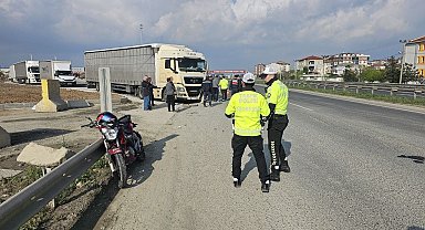 Tırla çarpışan motosikletlinin ağır yaralandığı kaza kamerada