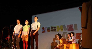 Tiyatro perdesi çocuk ve gençler için açıldı