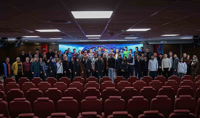 Trabzonspor, akademiden 13 futbolcu ile profesyonel sözleşme imzaladı