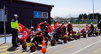 Trafik Eğitim Parkı'nda Türk bayrağıyla renkli kutlama