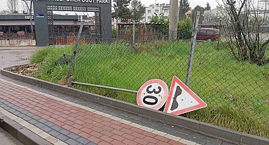 Trafik ve yol levhalarının onarımı yapılıyor