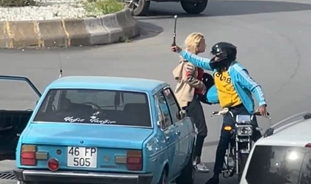 Trafikteki kavga kamerada: Öfkeli sürücü otomobilin camını kırdı