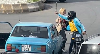 Trafikteki kavga kamerada: Öfkeli sürücü otomobilin camını kırdı