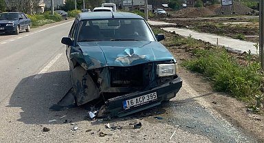 Traktör ile otomobil çarpıştı: 1'i çocuk, 3 yaralı
