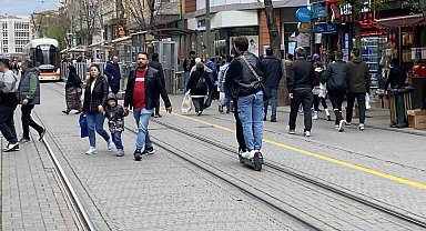 Tramvay yolunda aynı scooter'a binen 2 kişi önlerine gelene zil çaldı