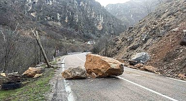 Tunceli-Erzincan karayoluna dev kaya parçaları düştü