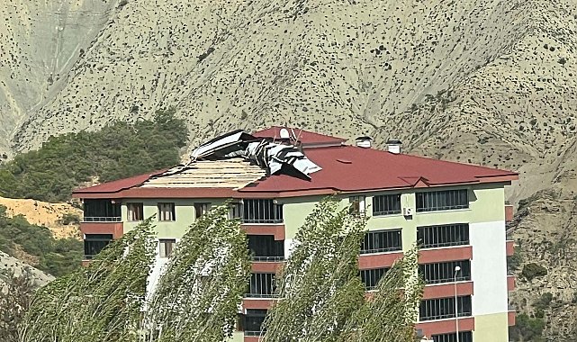 Tunceli'de etkili olan fırtına çatıları uçurdu