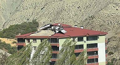 Tunceli'de etkili olan fırtına çatıları uçurdu