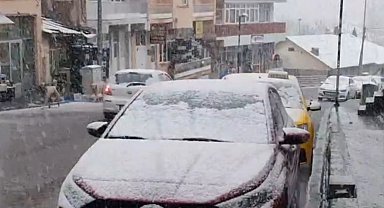 Tunceli'de nisan ayında kar yağışı