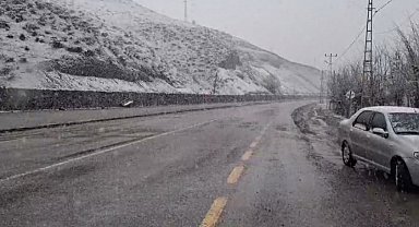 Tunceli'de, nisan ayında kar yolları kapattı