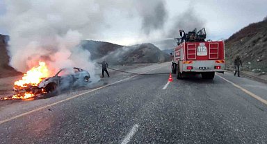 Tunceli'de seyir halindeki araç alev aldı