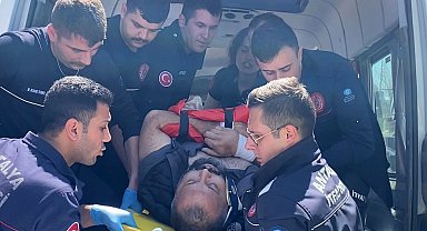 Tur minibüsü ile su tankerine çarpıştı, sıkışan sürücü 3 saatte kurtarıldı