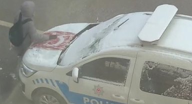 Türk Bayrağı'nın üzerindeki karları temizleyen çocuk takdir topladı