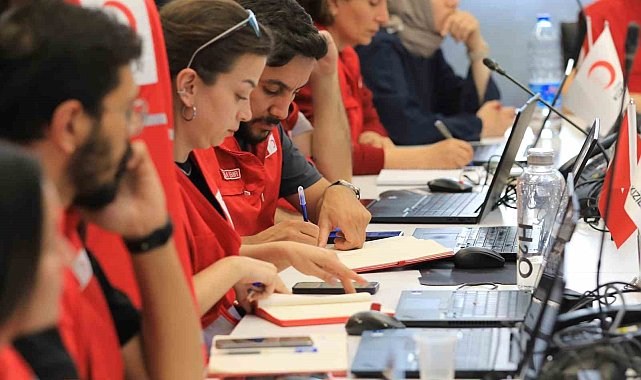 Türk Kızılay İstanbul depremi sonrası beslenme desteğiyle toplanma alanlarında