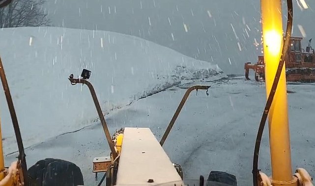 Türkiye'nin tek biyosfer rezerv alanı Macahel'de nisanda kar yağdı