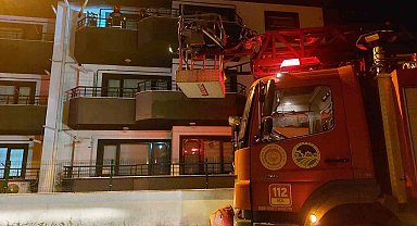 Üç katlı binada kombi yangını paniği: Ekipler alevler eve sıçramadan kontrol altına aldı