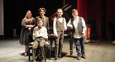 Uluslararası Piyano Festivali'nde 200 genç piyanist festivalde sahne aldı