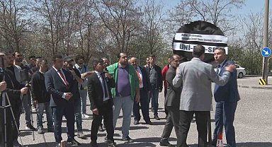 ÜNİPERSEN'den YÖK önünde siyah çelenkli basın açıklaması