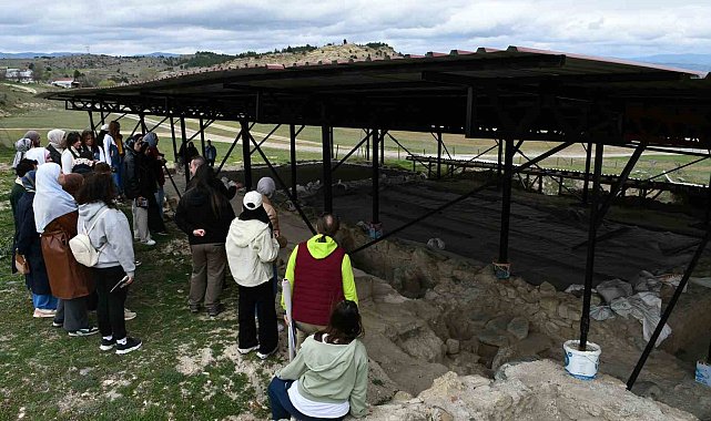 Üniversite öğrencileri kamp yaparak doğal güzellikleri gördü, sahilde çöp topladı