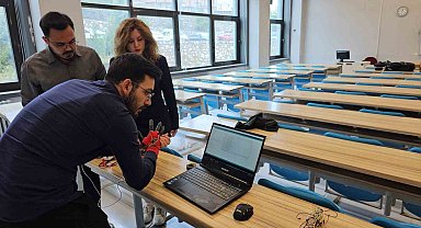 Üniversite öğrencilerinden işaret dilini sese ve yazıya çeviren akıllı eldiven: "Elitişim"