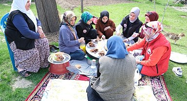 Üniversite öğrencilerinden yardıma muhtaç yaşlılara vefa örneği