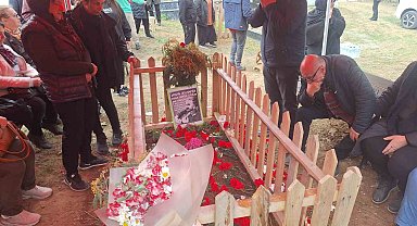 Ünlü sanatçı Volkan Konak'ı sevenleri yalnız bırakmıyor