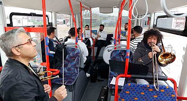 Uşak Belediyesinden öğrencilere sürpriz konser