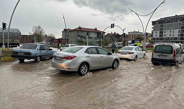 Uşak'ta sağanak yağış yolları göle çevirdi