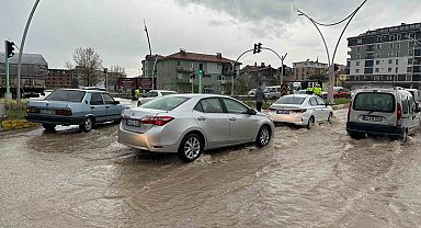 Uşak'ta sağanak yağış yolları göle çevirdi