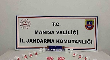 Üzerinde yüzlerce sentetik ecza hapı ele geçirildi