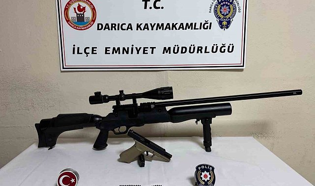 Üzerinden tüfek ve tabanca çıktı
