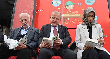 Vali Hatipoğlu önce okudu, sonra vatandaşlara hediye etti