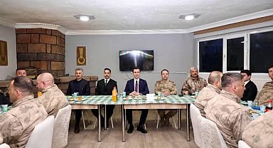 Vali Karakaya Mehmetçiklerle bir araya geldi