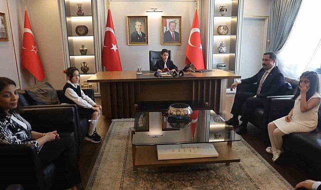 Vali makamını devralan 9 yaşındaki Ali Kemal koltuğun hakkını verdi