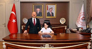 Vali Varol, koltuğu Defne Lara'ya devretti