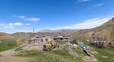 Van Büyükşehir Belediyesinin yol ve altyapı çalışmaları sürüyor