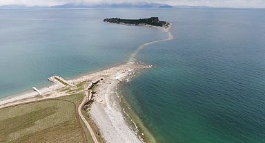 Van Gölü'ndeki çekilmeyle antik yol ortaya çıktı
