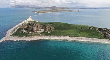 Van Gölü'nün el değmemiş güzelliği Çarpanak Adası